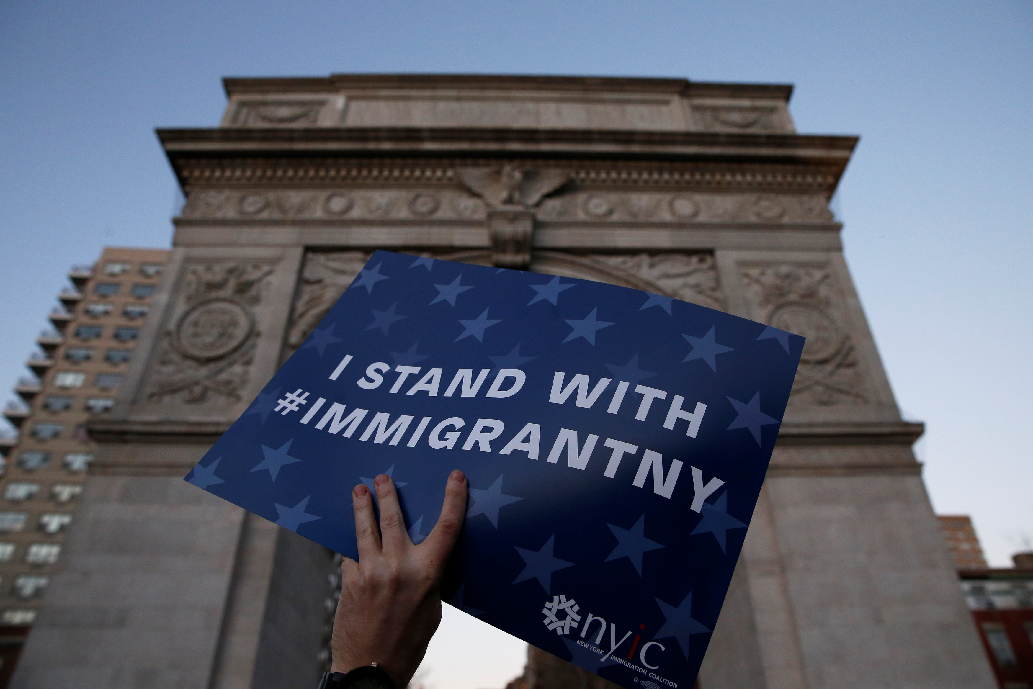 رفع لافتات ضد سياسات ترامب الخاصة بالمهاجرين