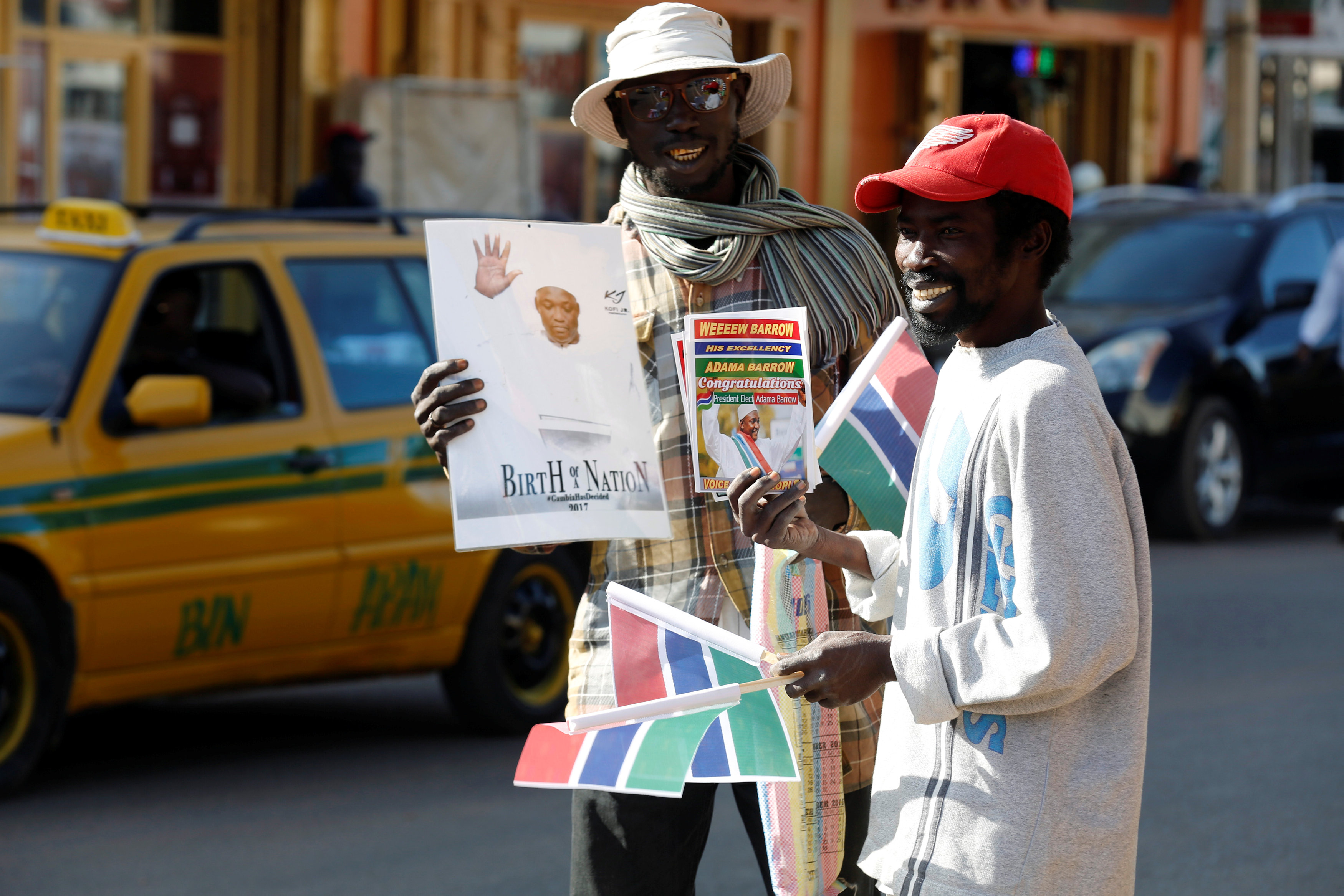 بائعون يحتفلون بعودة رئيس جامبيا الجديد