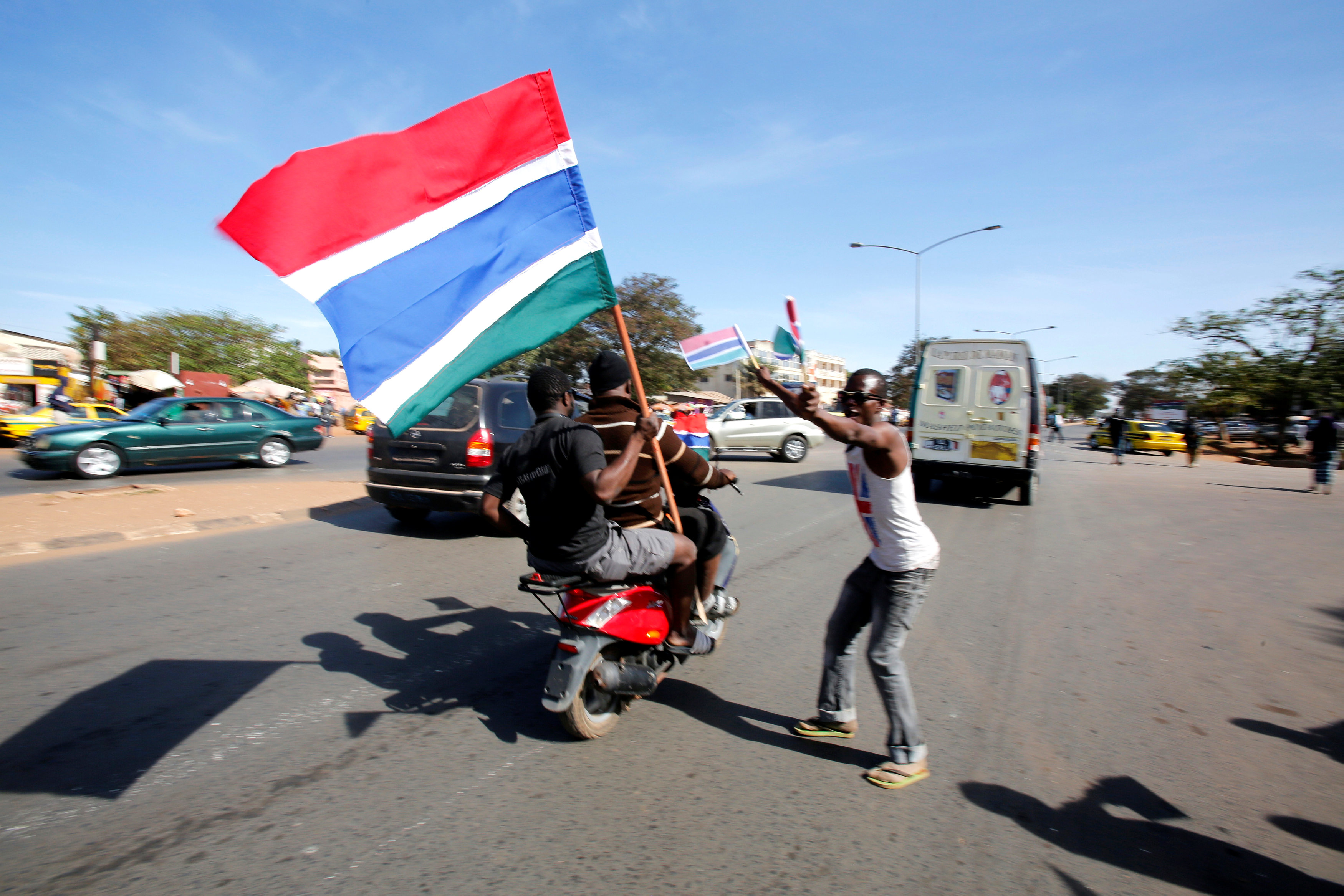 أنصار رئيس جامبيا الجديد أداما بارو  يرقصون فى الشوارع