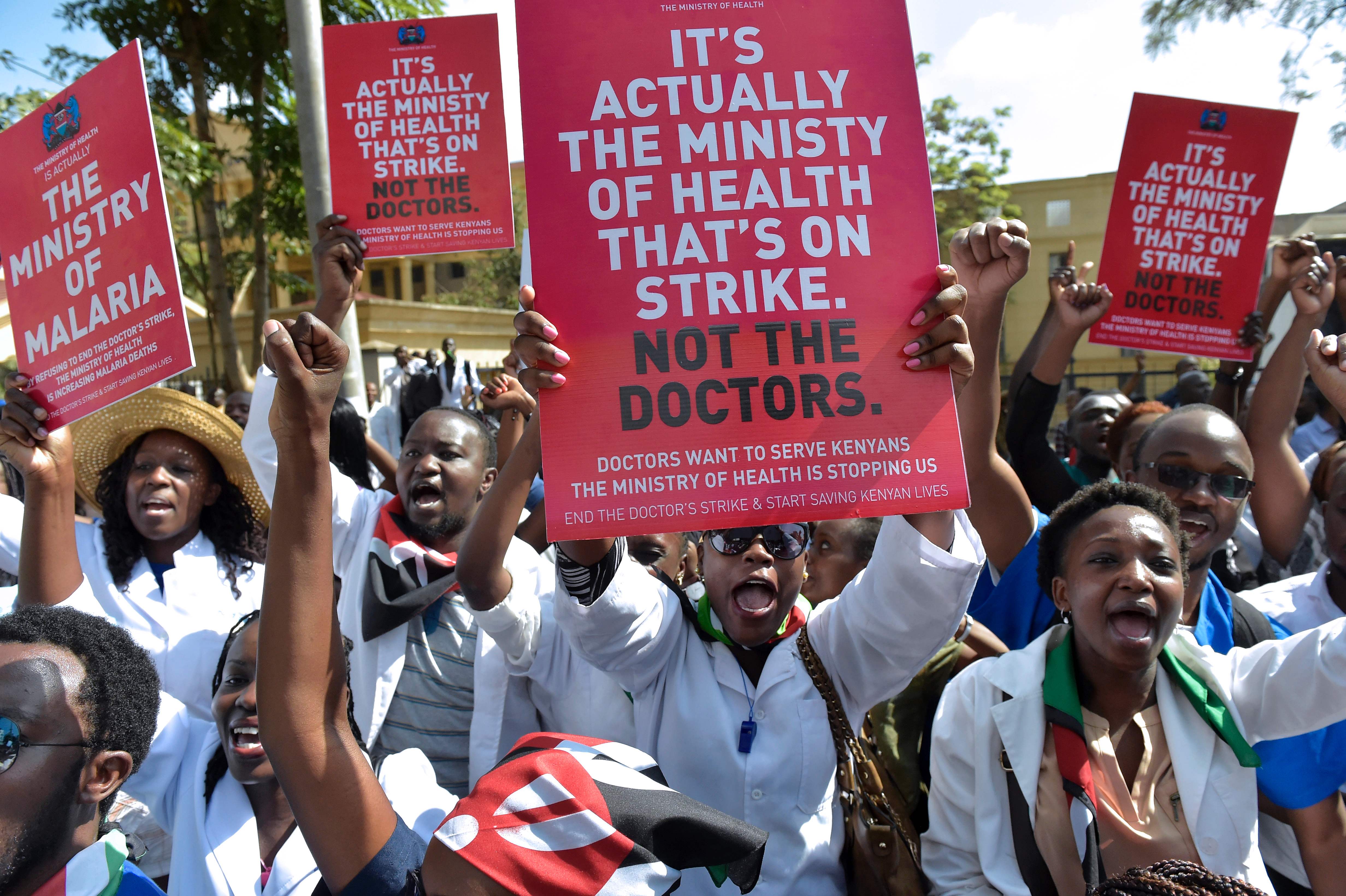 مئات الأطباء يتظاهرون فى كينيا لرفع رواتبهم