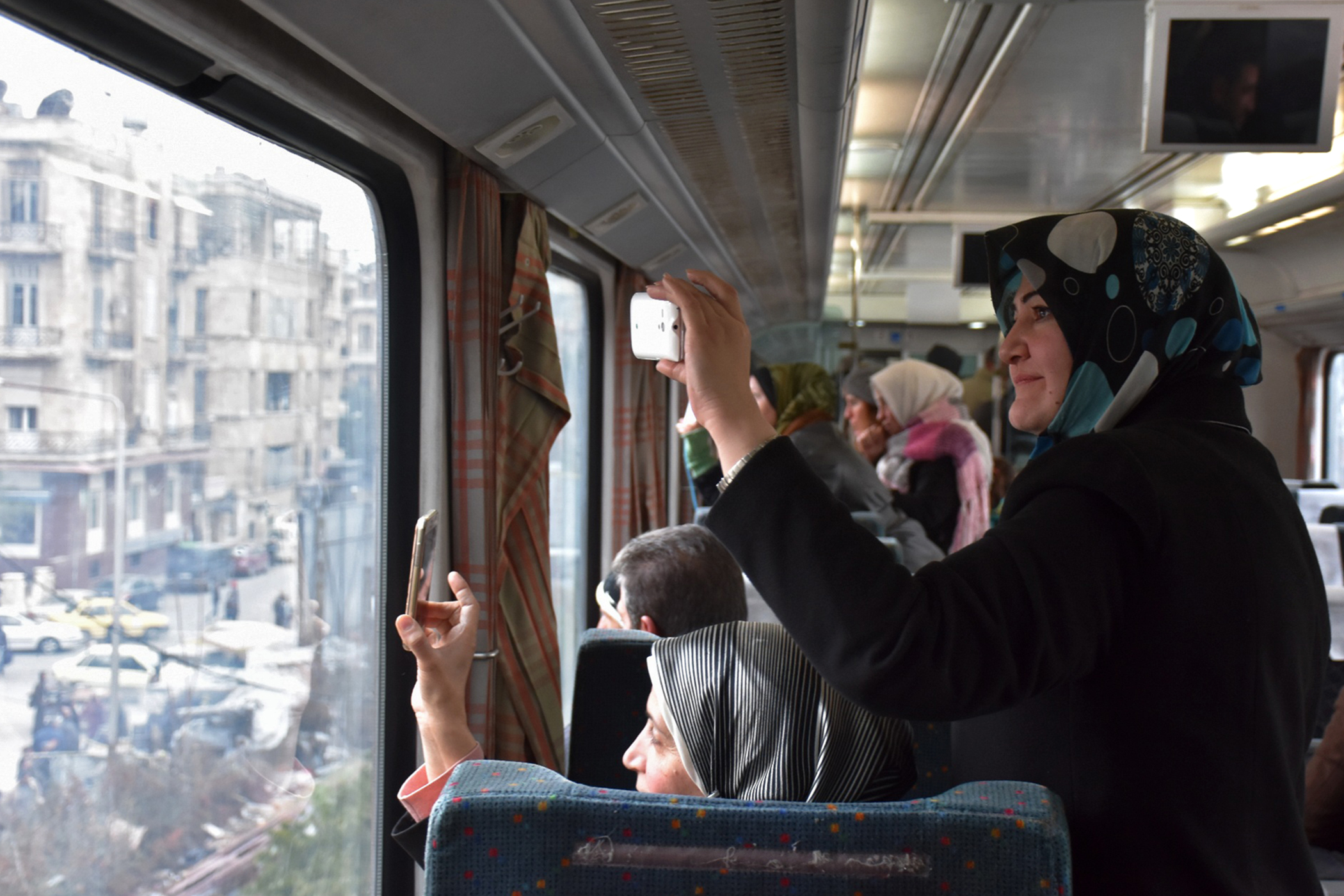 مواطنون يلتقطون الصور خلال رحلة القطار