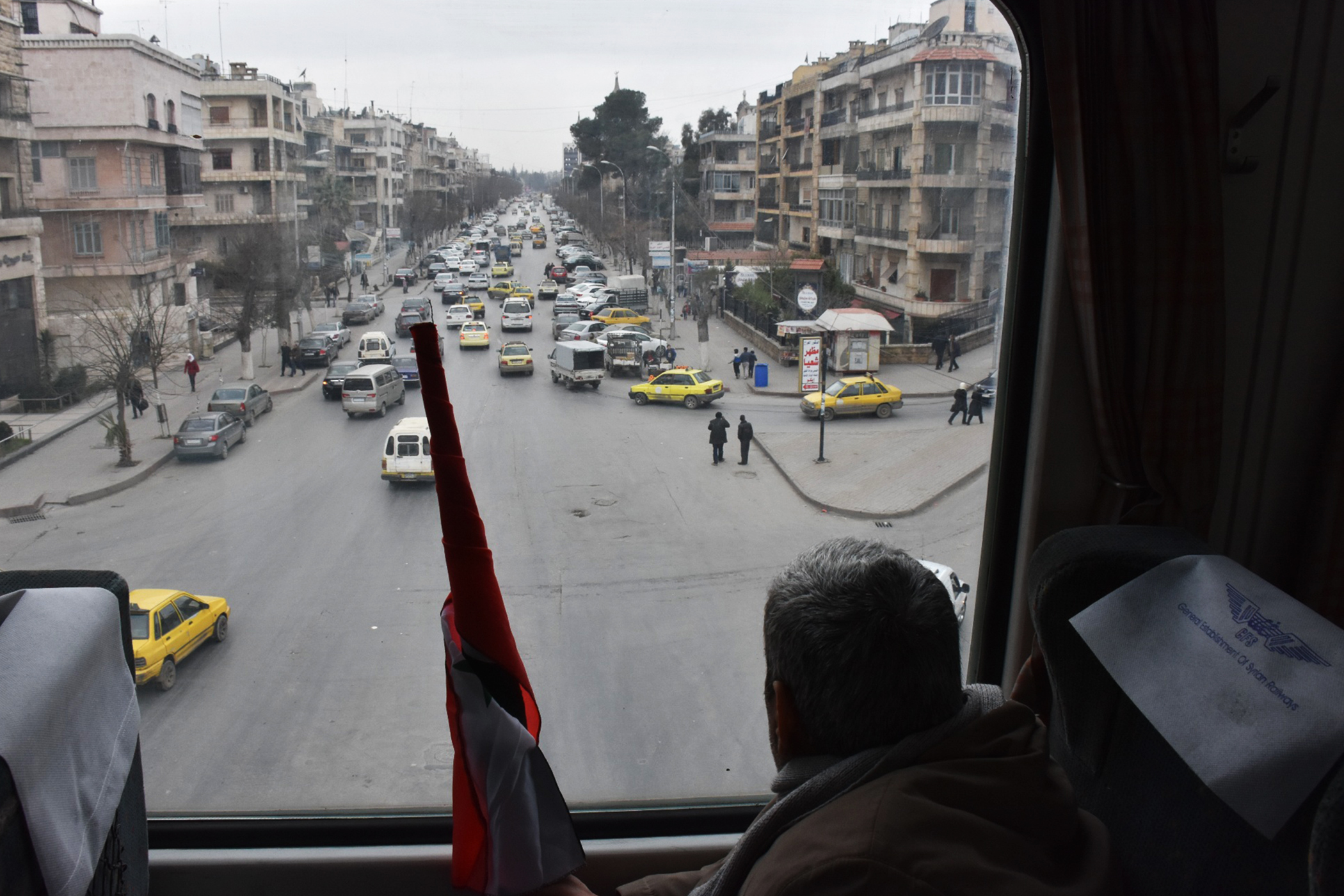 مواطن يشاهد حلب من القطار