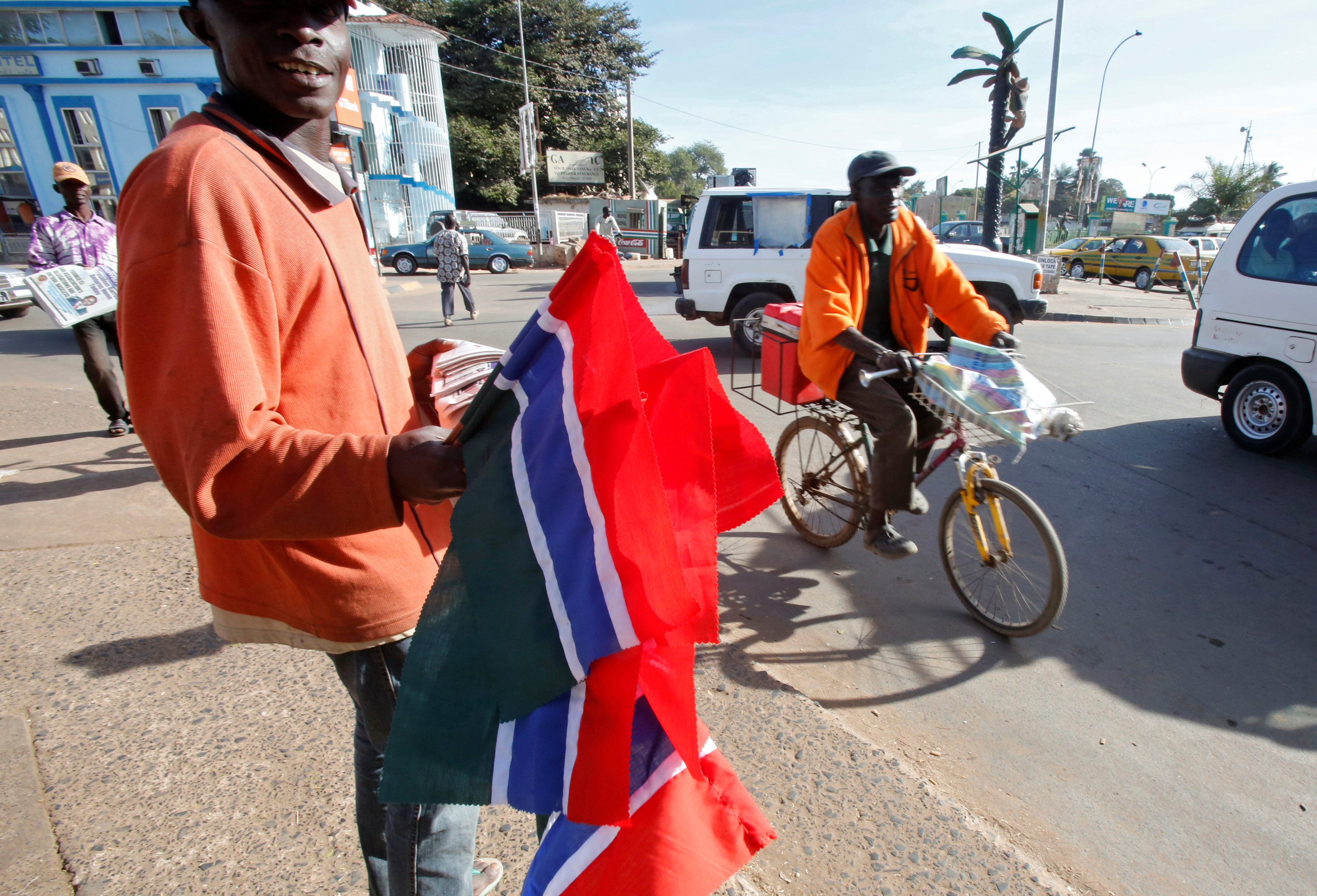 شخص يحمل علم جامبيا