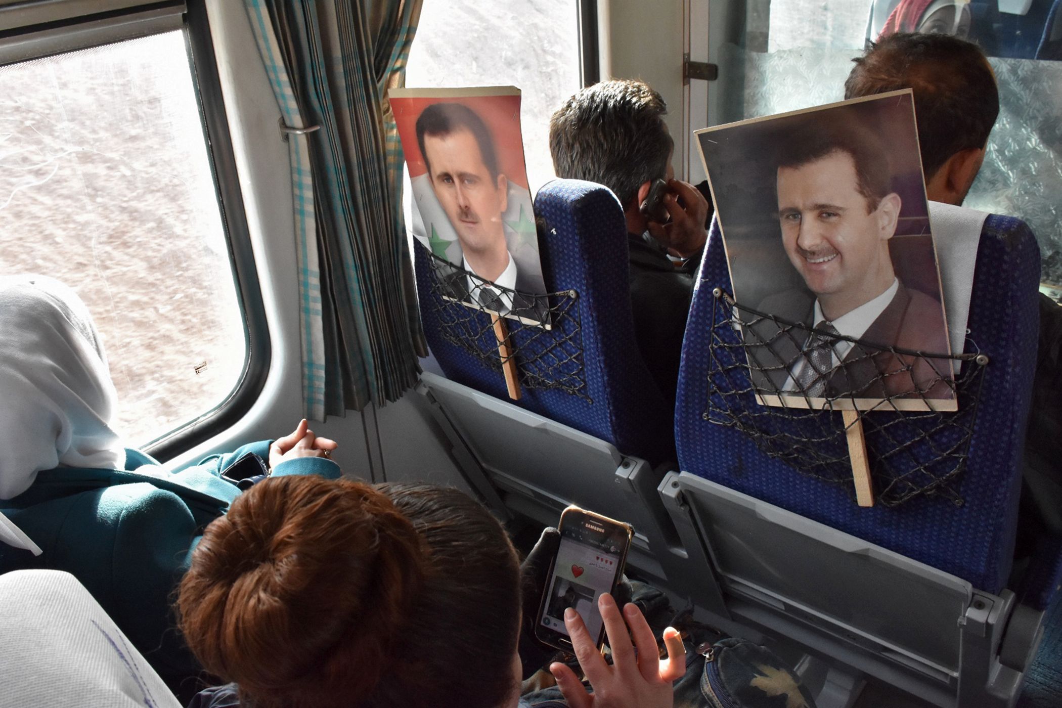 صور الرئيس السورى بشار الأسد داخل قطارات حلب