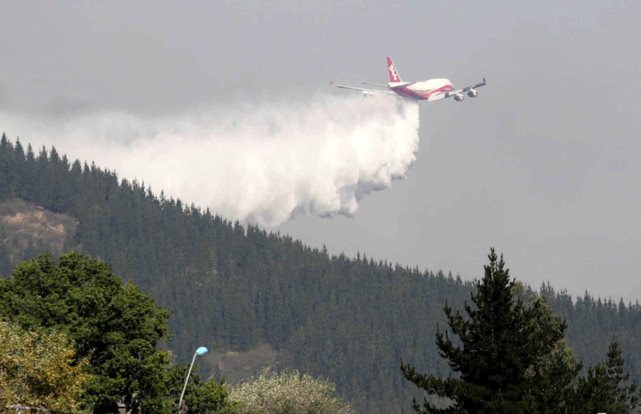 طائرة تكافح حرائق الغابات فى تشيلى