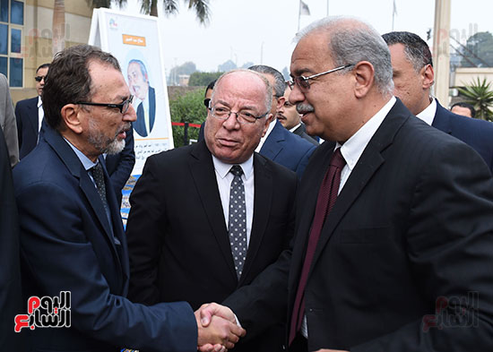 رئيس الوزراء يصافح محمد الأمين الصبيحى وزير الثقافة المغربى