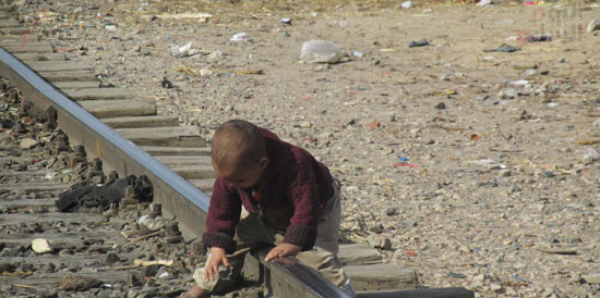 طفل من عزبة "هاجوج" يحاول عبور شريط السكة الحديد