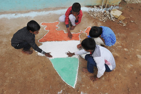 طلاب يرسمون علم الهند