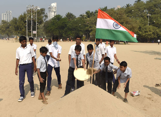  طلاب يغرسون علم الهند وسط قلعة رملية