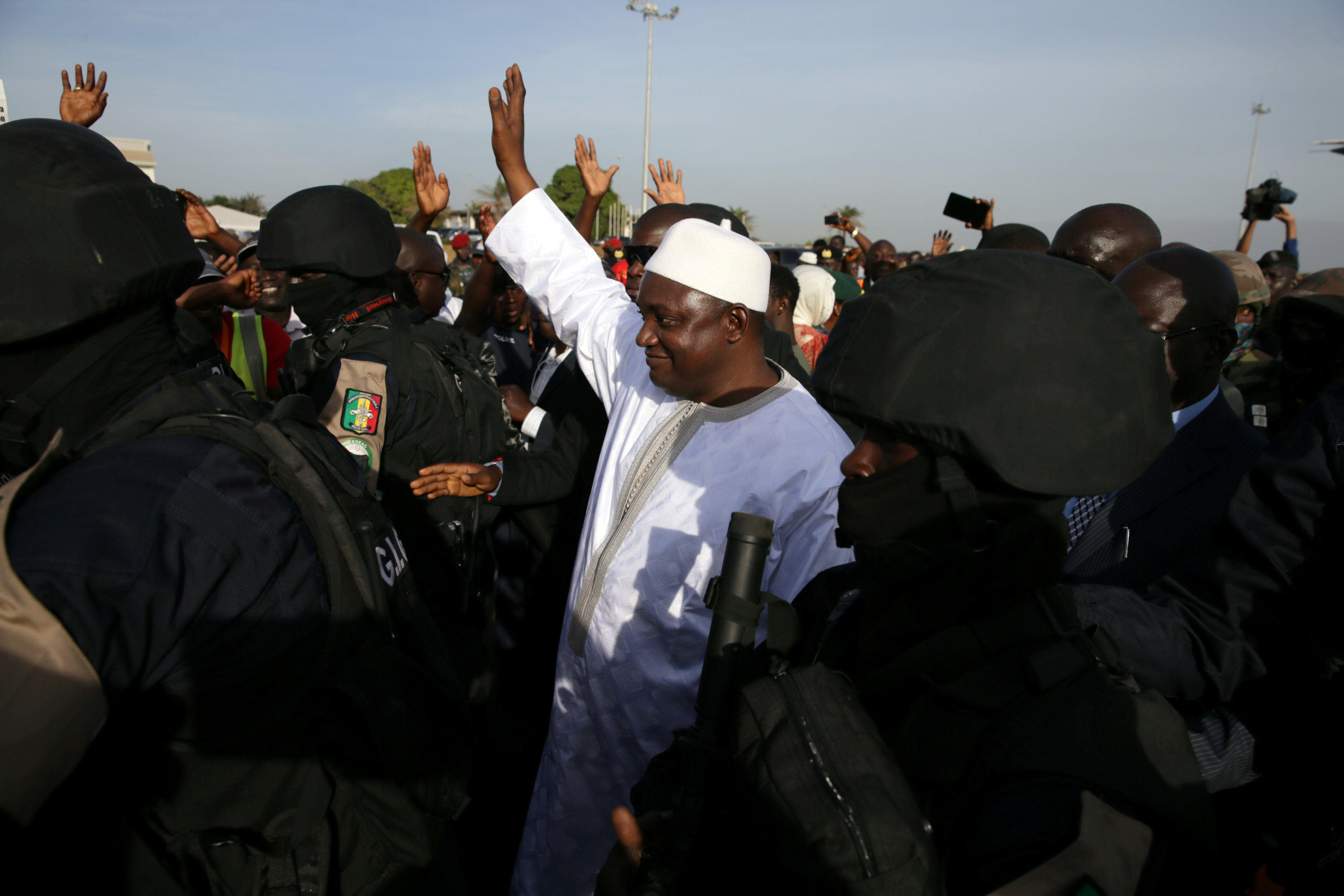 رئيس جامبيا أداما بارو  وسط قوات الأمن
