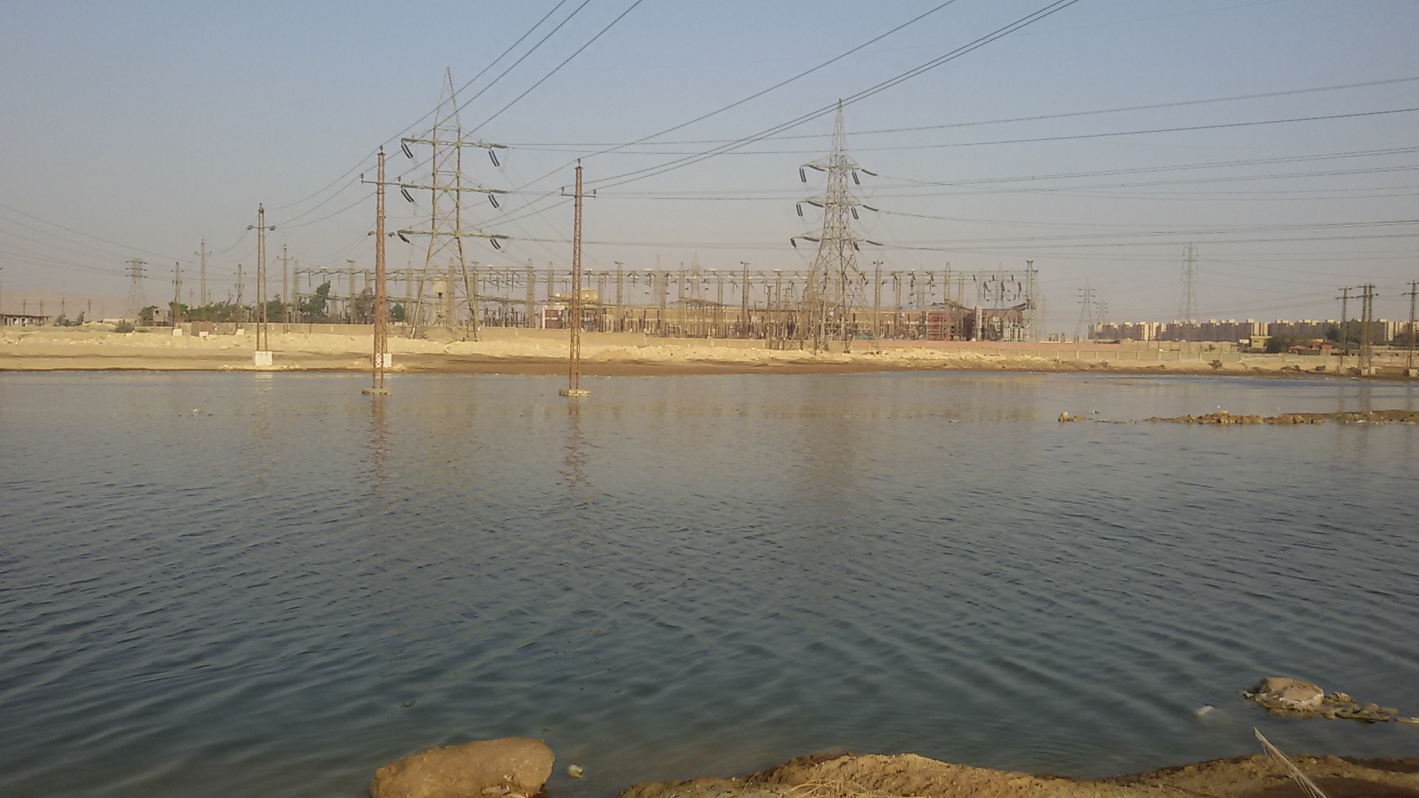 المياه تهدد  محطة الكهرباء