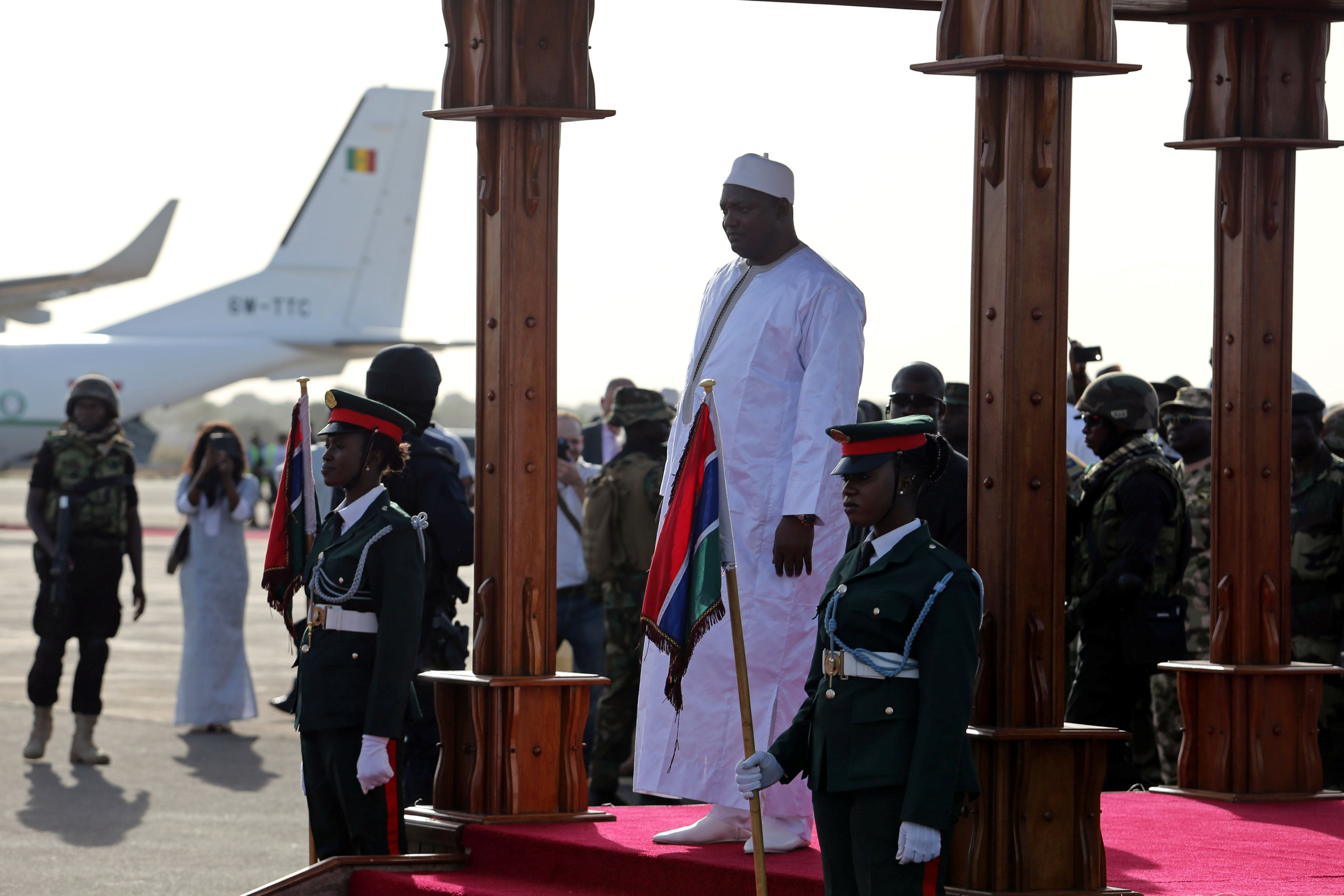 رئيس جامبيا أداما بارو يتفقد الحرس  لدى وصوله في بانجول