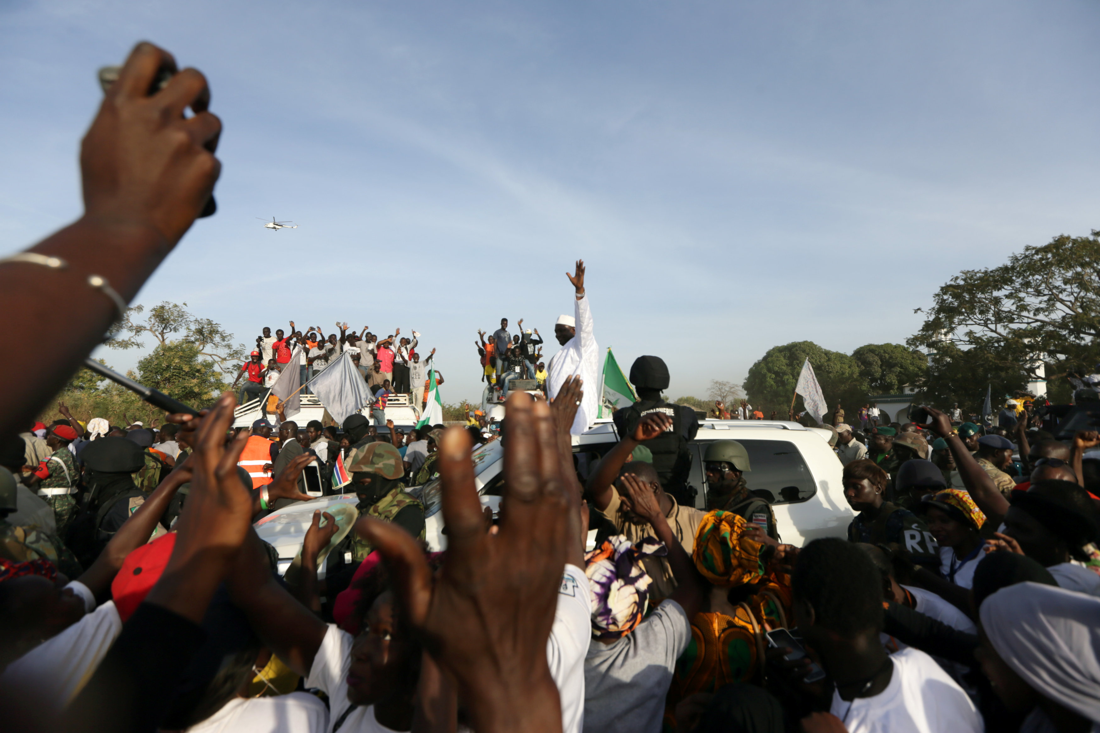 رئيس جامبيا وسط انصاره