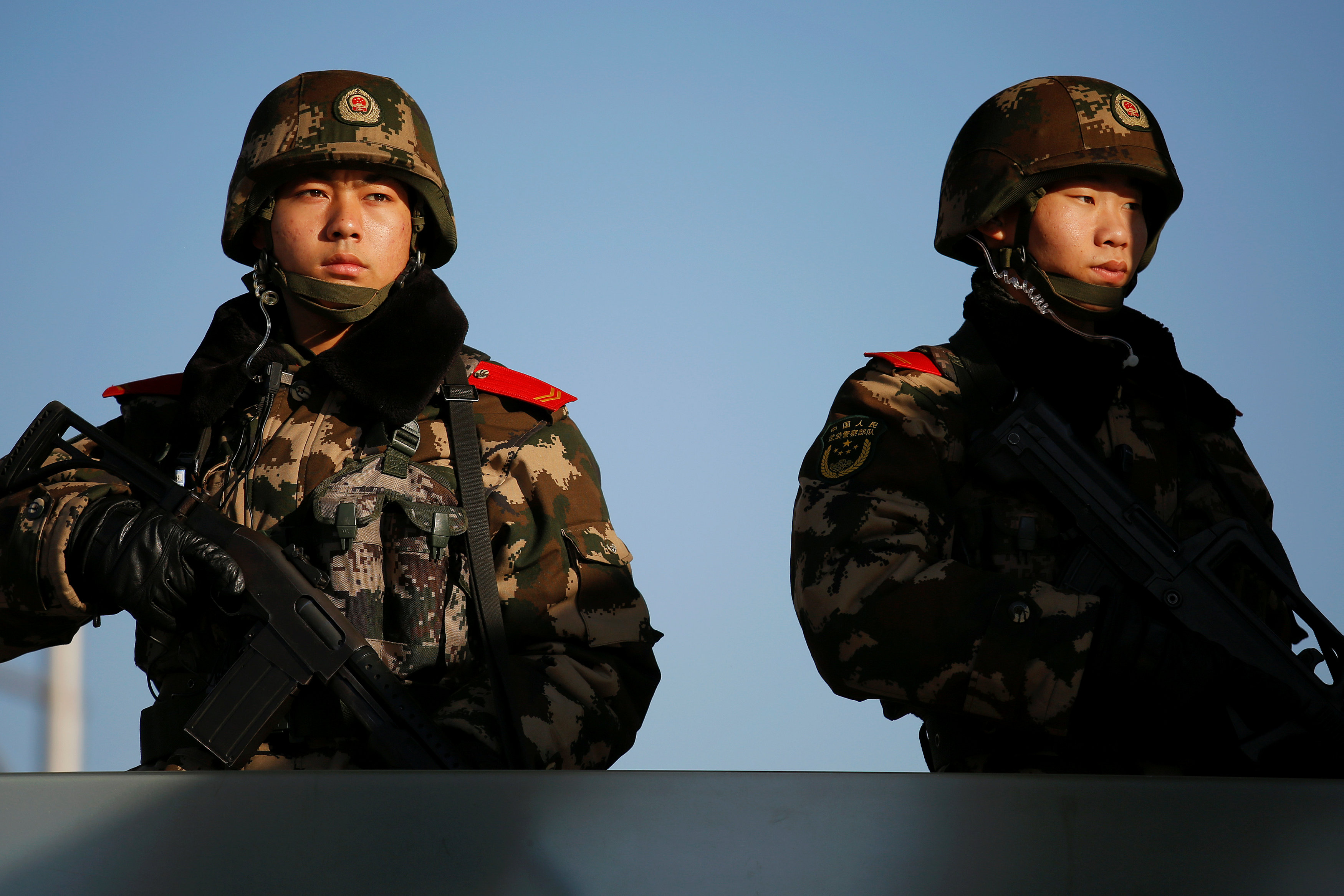 أفراد الجيش يؤمنون شوارع بكين خلال احتفالات السنة الصينية الجديدة