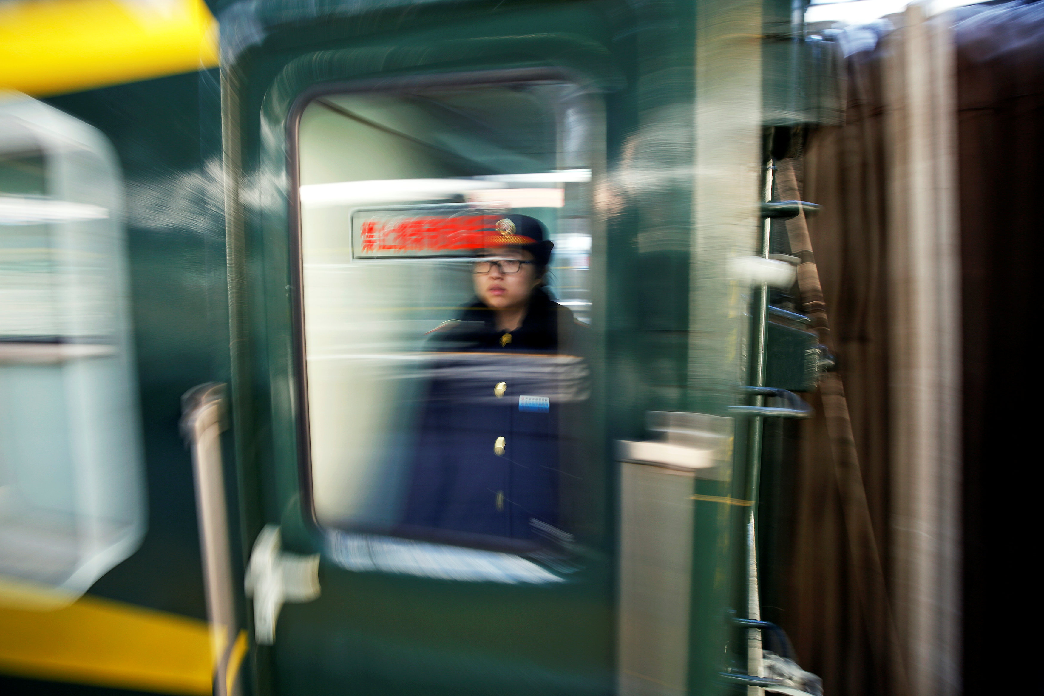 عامل فى محطة قطار بكين خلال احتفالات السنة الصينية الجديدة