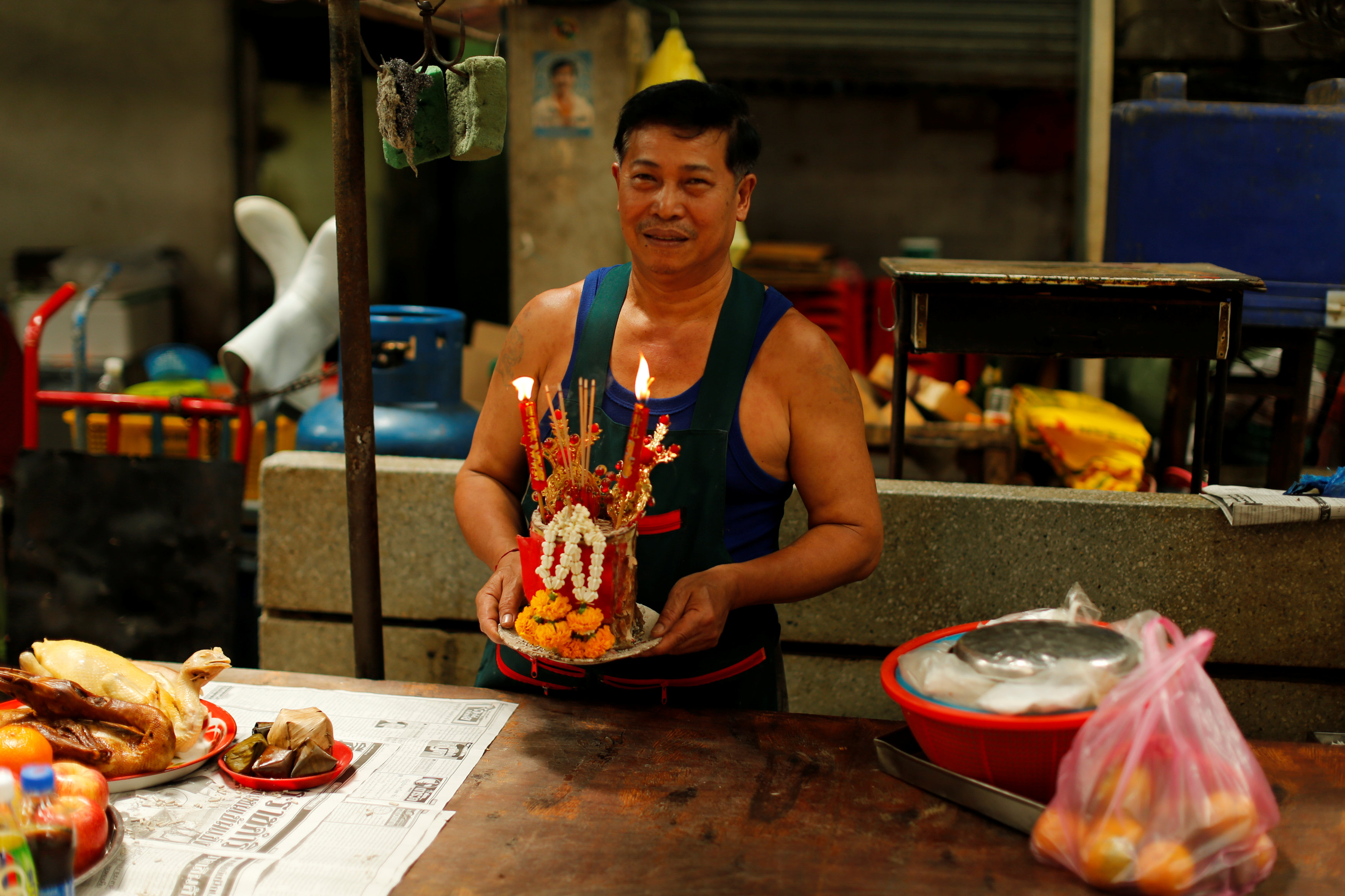 رجل يجهز قربانًا بمناسبة احتفالات السنة الصينية الجديدة
