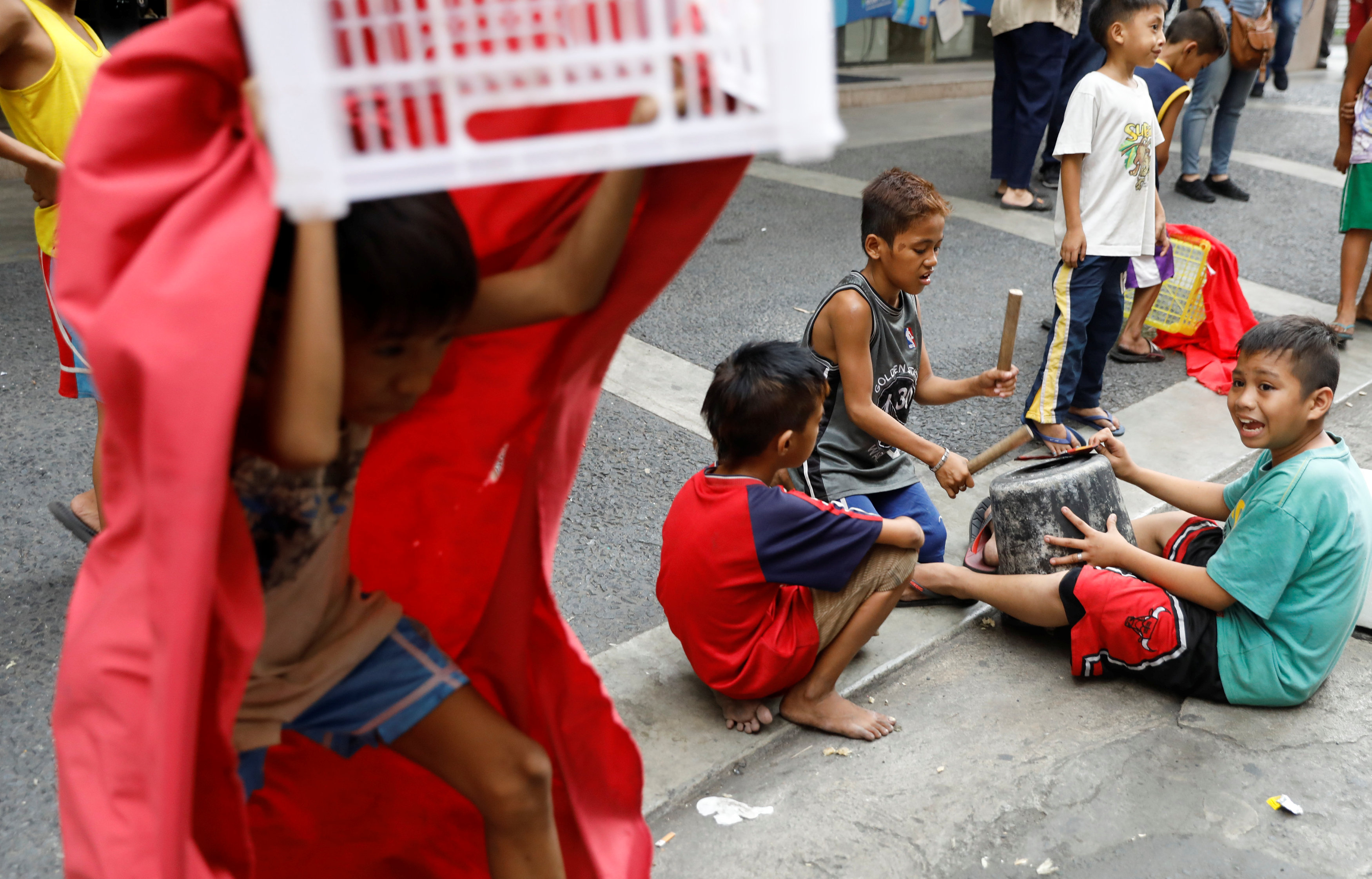 رقصات واللعب بالطبول فى شوارع الفلبين احتفالًا بالسنة الصينية الجديدة