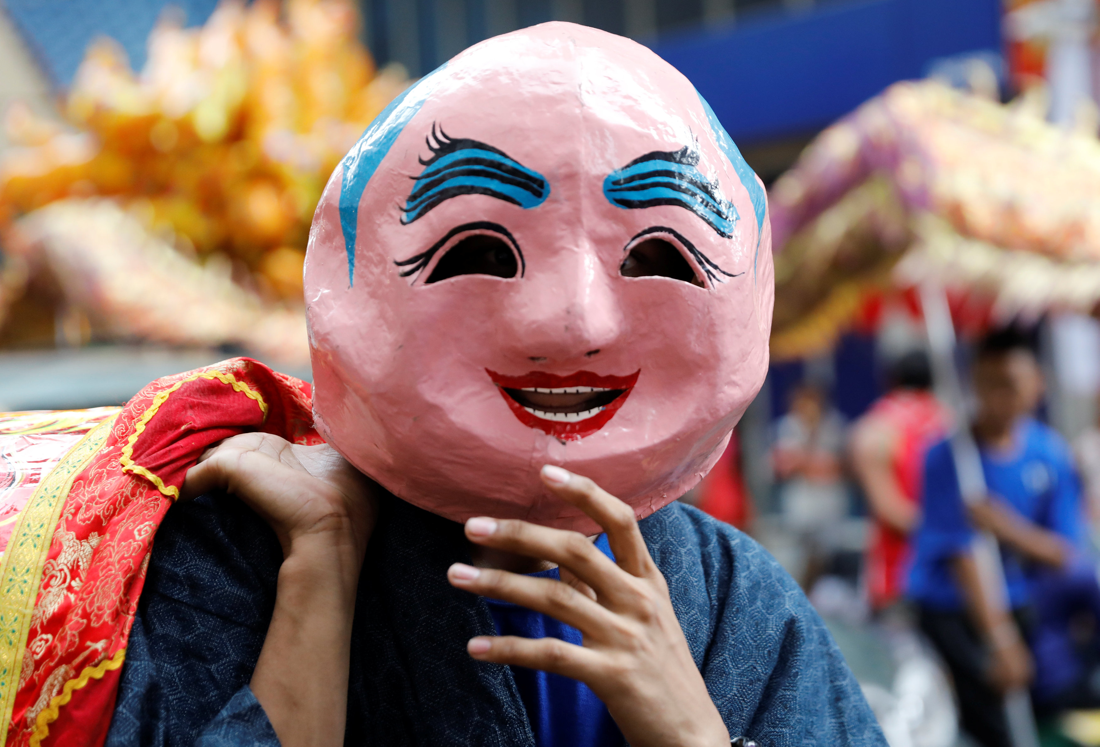 شاب يرتدى قناع فى الفلبين خلال احتفالات السنة الصينية الجديدة
