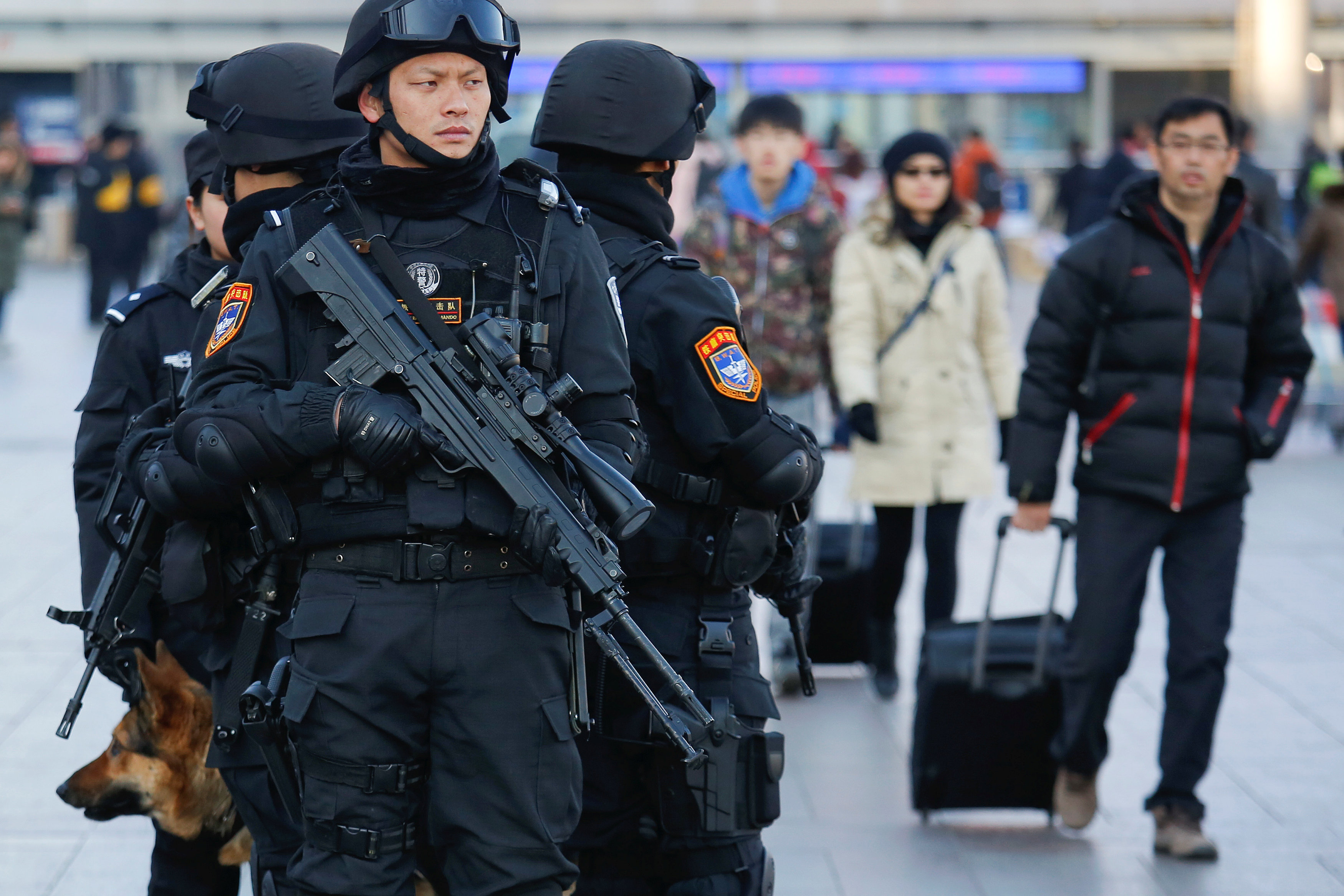 الشرطة تؤمن محطة قطار بكين خلال احتفالات السنة الصينية الجديدة