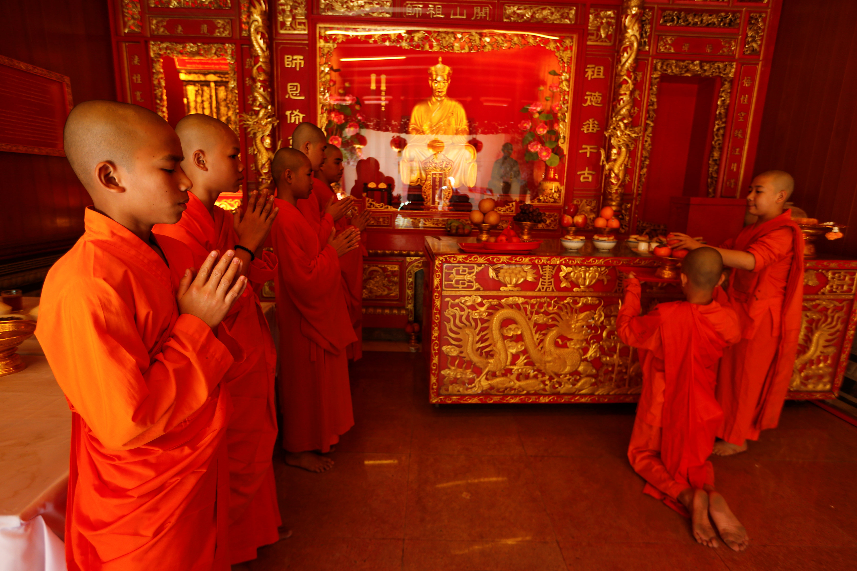 صلاة الرهبان فى معبد بوذى بتايلاند بمناسبة السنة الصينية الجديدة