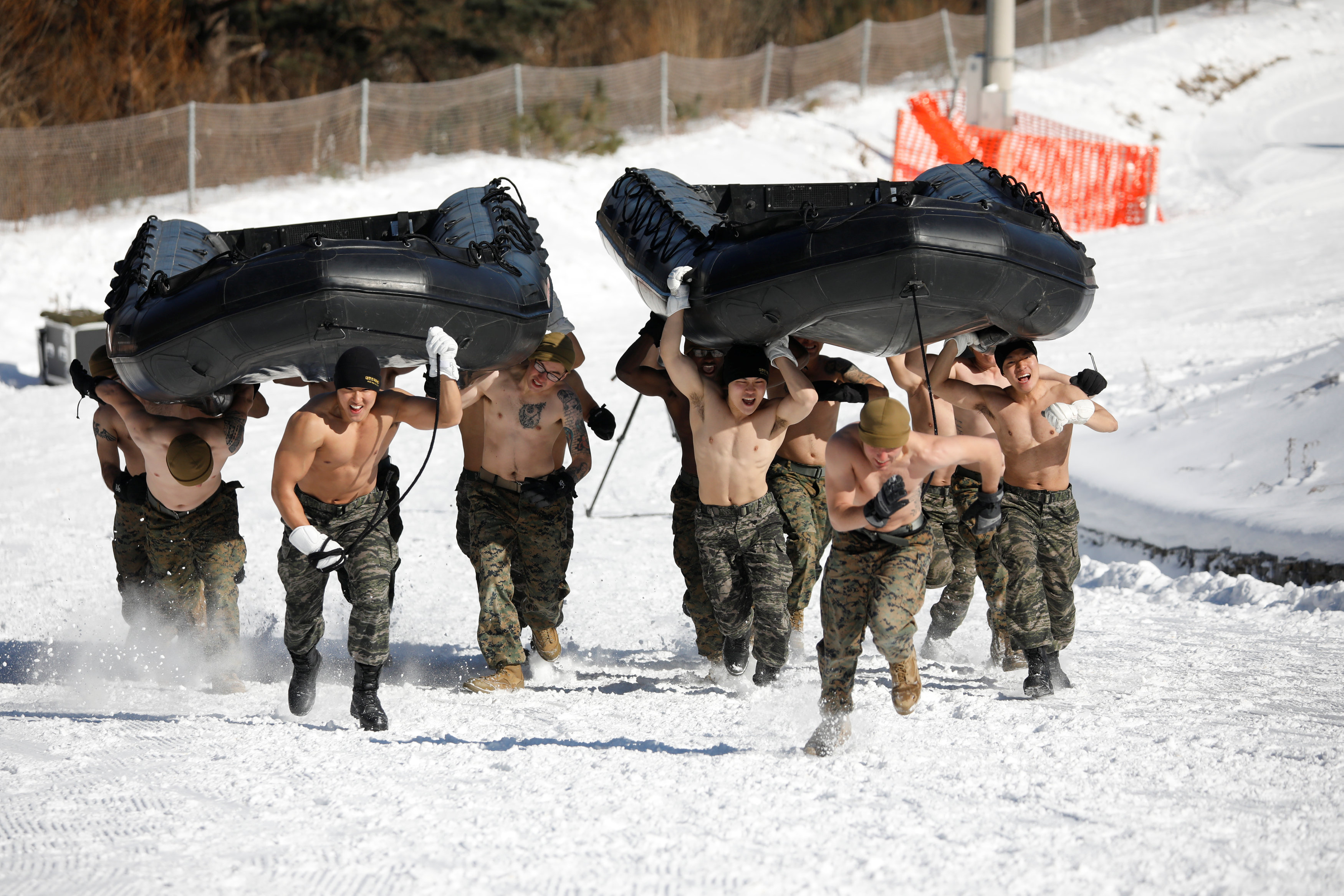 Прикольный армий. Армия приколы. Военные учения прикол. Суровые армейские. Армейские приколы зимой.