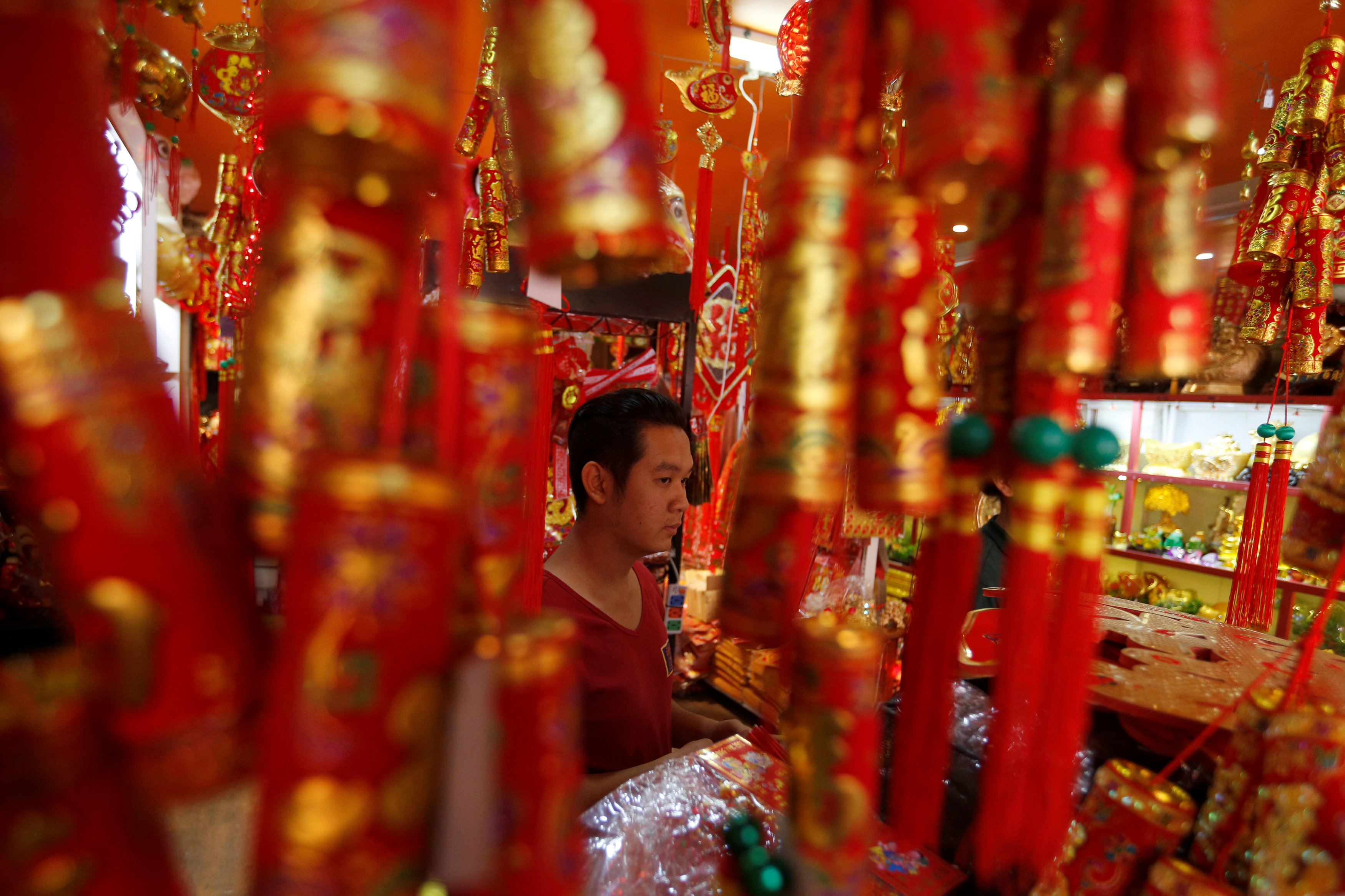 محلات لبيع الزينة الخاصة باحتفالات السنة الصينية الجديدة فى كمبوديا