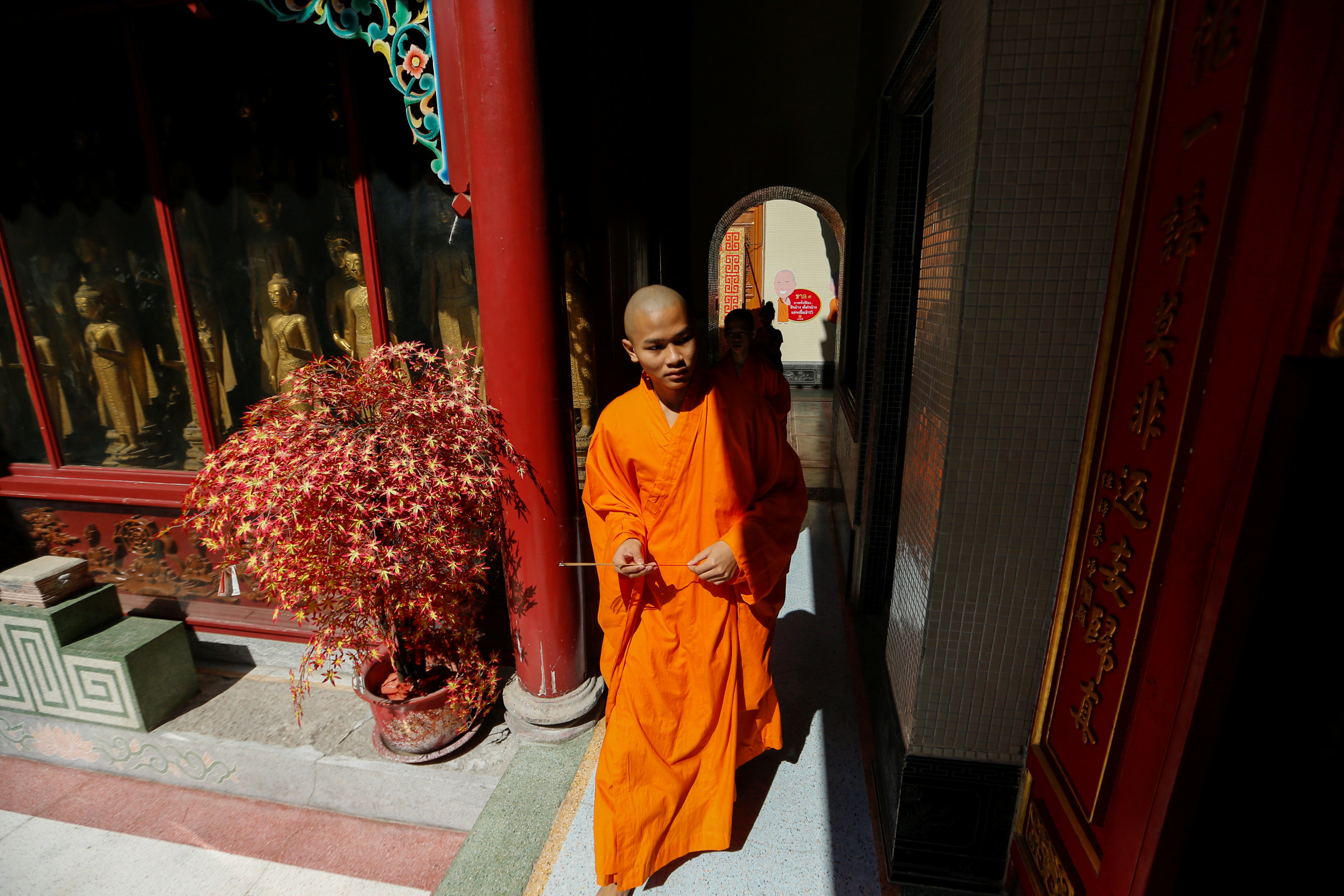 راهب داخل معبد بوذى فى تايلاند خلال احتفالات السنة الصينية الجديدة