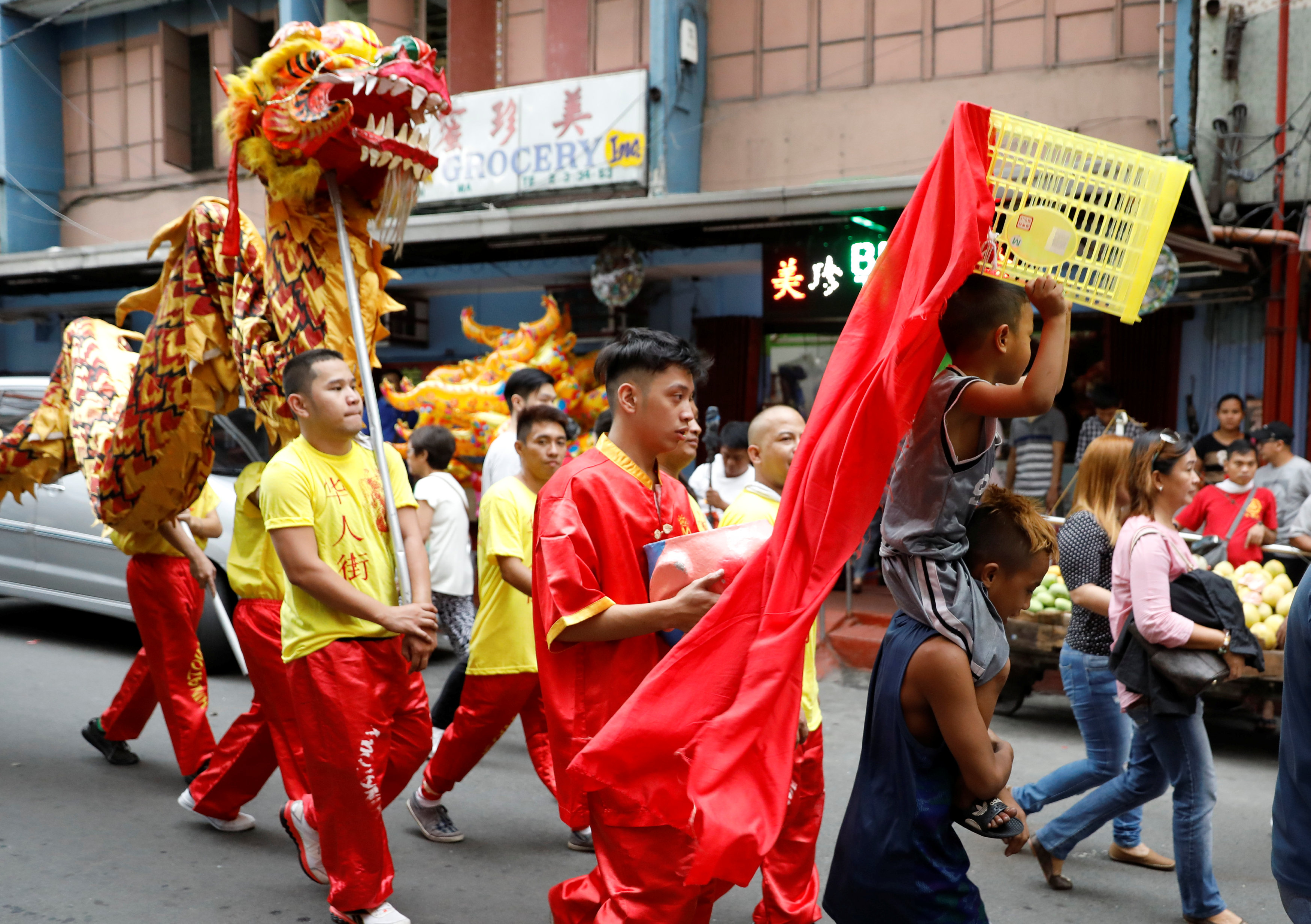 شباب يقدمون رقصات التنين فى شوارع الفلبين بمناسبة السنة الصينية الجديدة