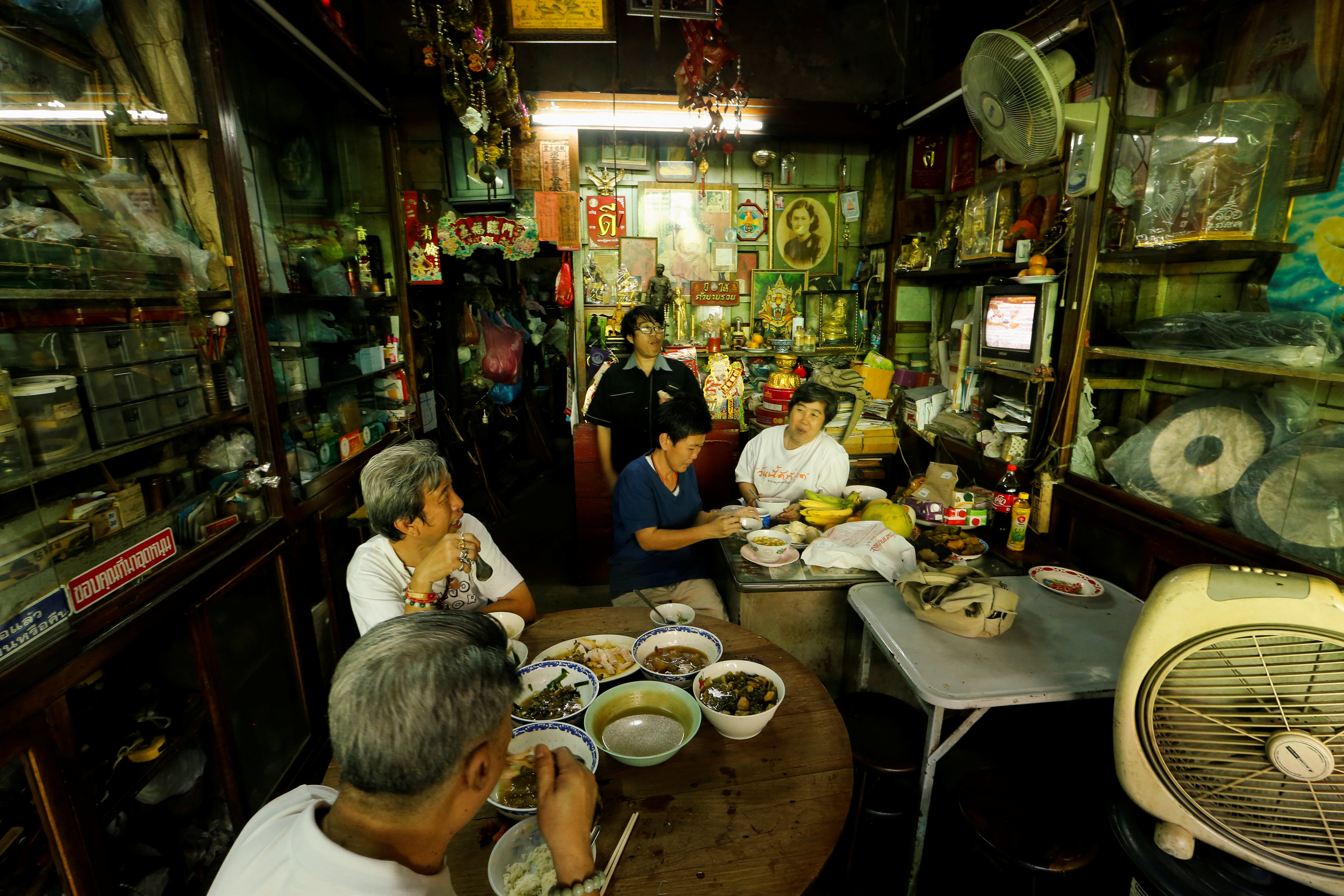 عائلة تايلاندية تتناول العشاء ليلة الاحتفال بالسنة الصينية الجديدة