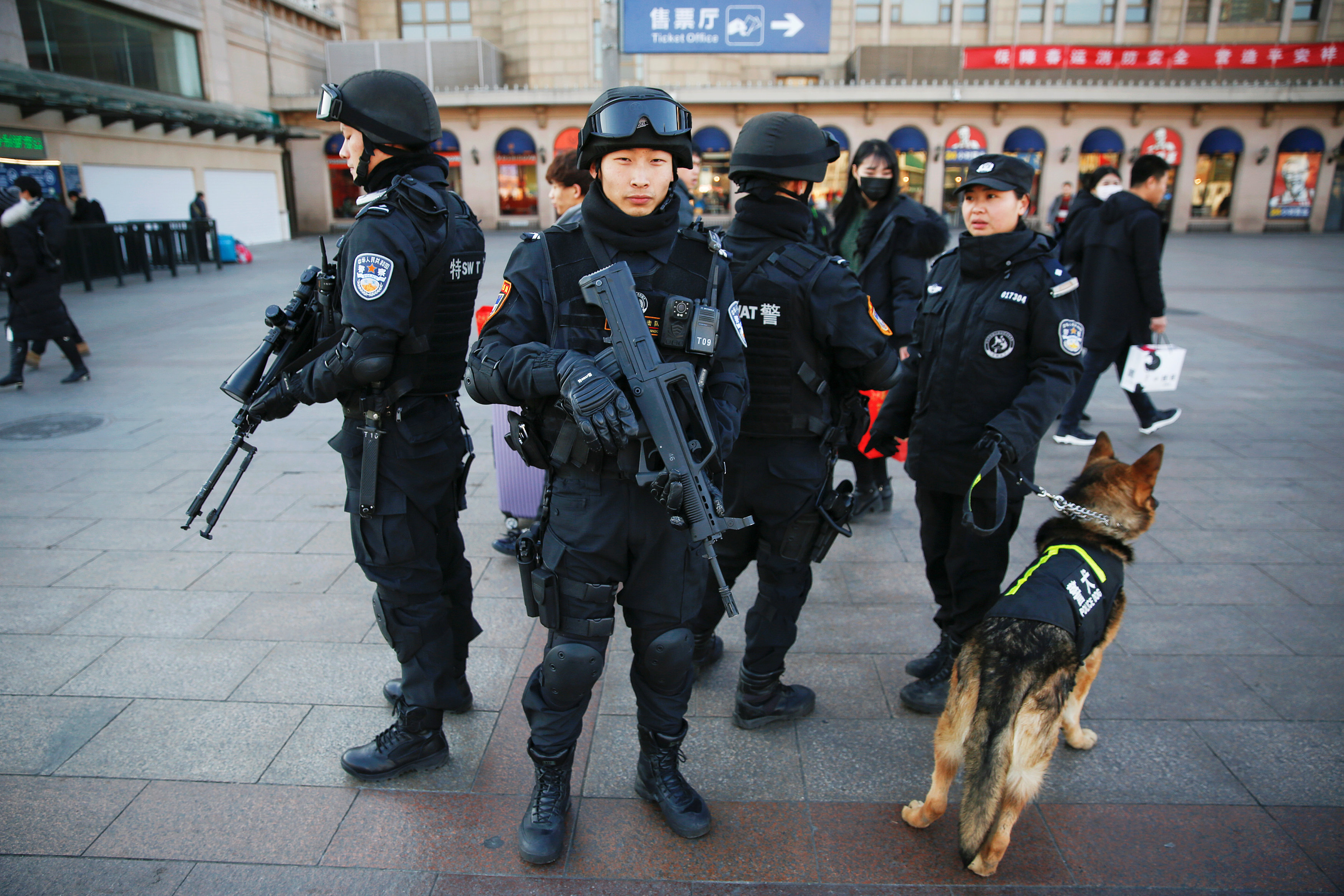 الشرطة تنتشر فى محيط محطة قطار بكين خلال احتفالات السنة الصينية الجديدة