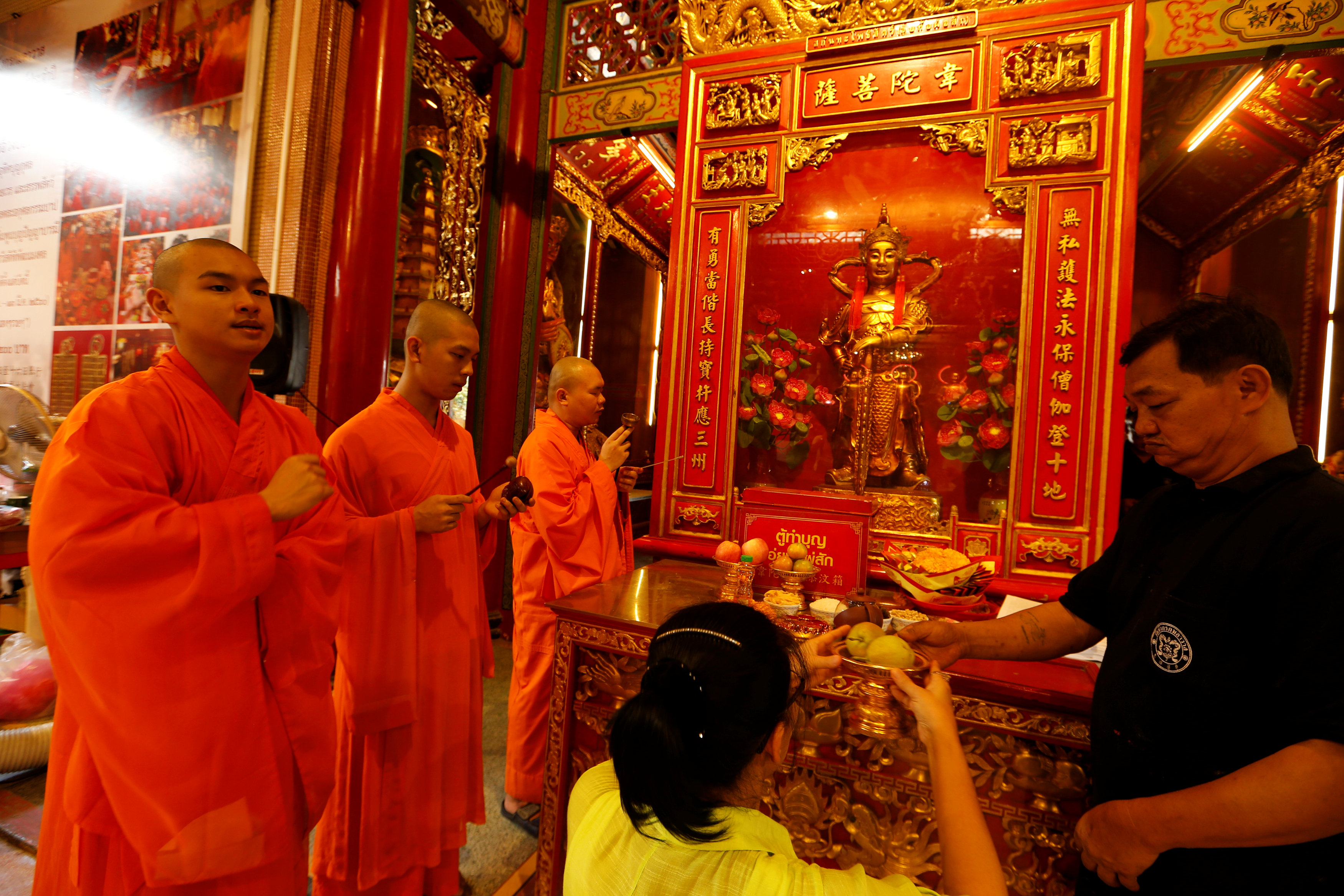 سيدة تصلى فى معبد بوذى بتايلاند احتفالًا بالسنة الصينية الجديدة