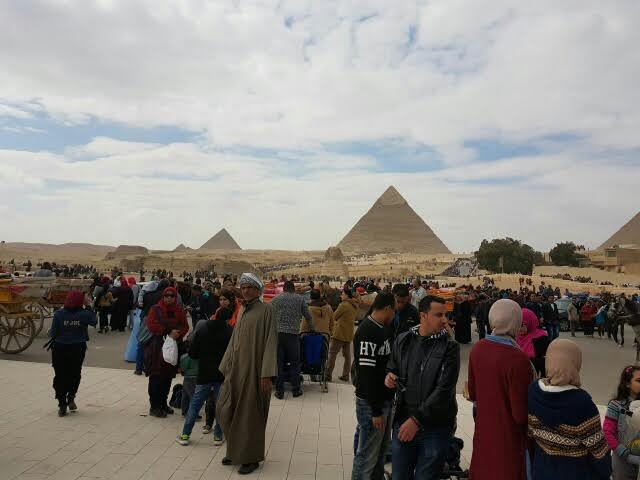 اقبال المصريين والاجانب على الاهرامات