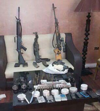 الأسلحة والمخدرات التى تم ضبطها بحوزة المتهمين 
