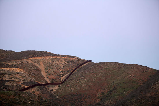 الجدار العازل بين المكسيك والولايات المتحدة وسط جبال شاسعة