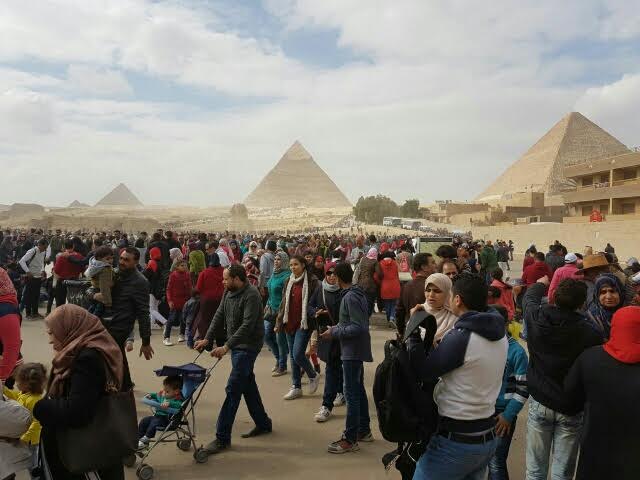 الاجانب والمصريين بأهرامات الجيزة