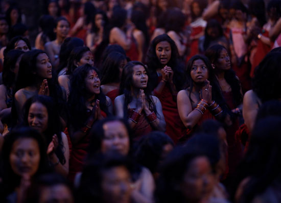 السيدات يشاركن فى مهرجان براتا كاثا أمام معبد باشوباتيناث فى نيبال