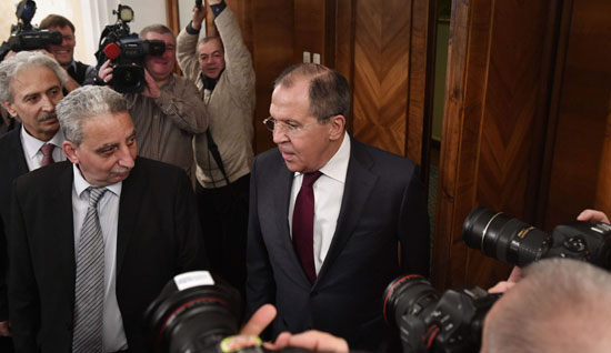 سيرجى لافروف وزير الخارجية الروسى وبجواره ممثلى المعارضة السورية المسلحة