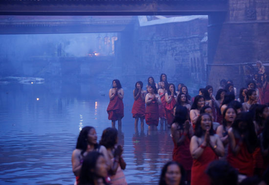 السيدات الهندوسيات يحتفلن بمهرجان براتا كاثا على نهر باجماتى