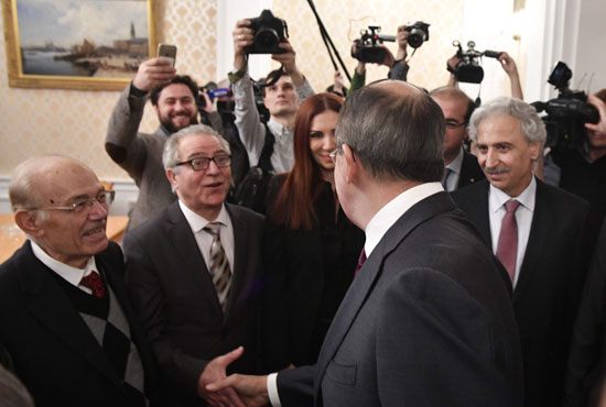 سيرجى لافروف يصافح أحد ممثلى المعارضة السورية المسلحة خلال زيارة لموسكو