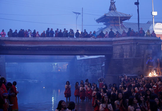 آلاف الهندوس يشاركون فى مهرجان براتا كاثا على نهر باجماتى