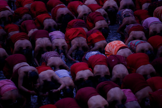 الرجال الهندوس يغسلون أجسادهم بمياه نهر باجماتى فى فعاليات مهرجان براتا كاثا