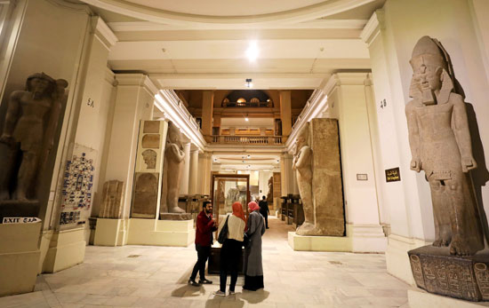 مصريين داخل المتحف المصرى