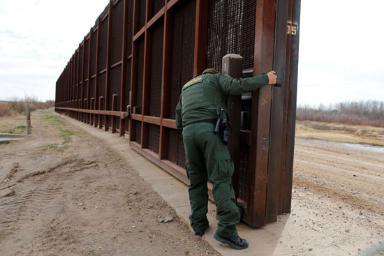 أحدى البوابات فى الجدار الفاصل بين الولايات المتحدة والمكسيك