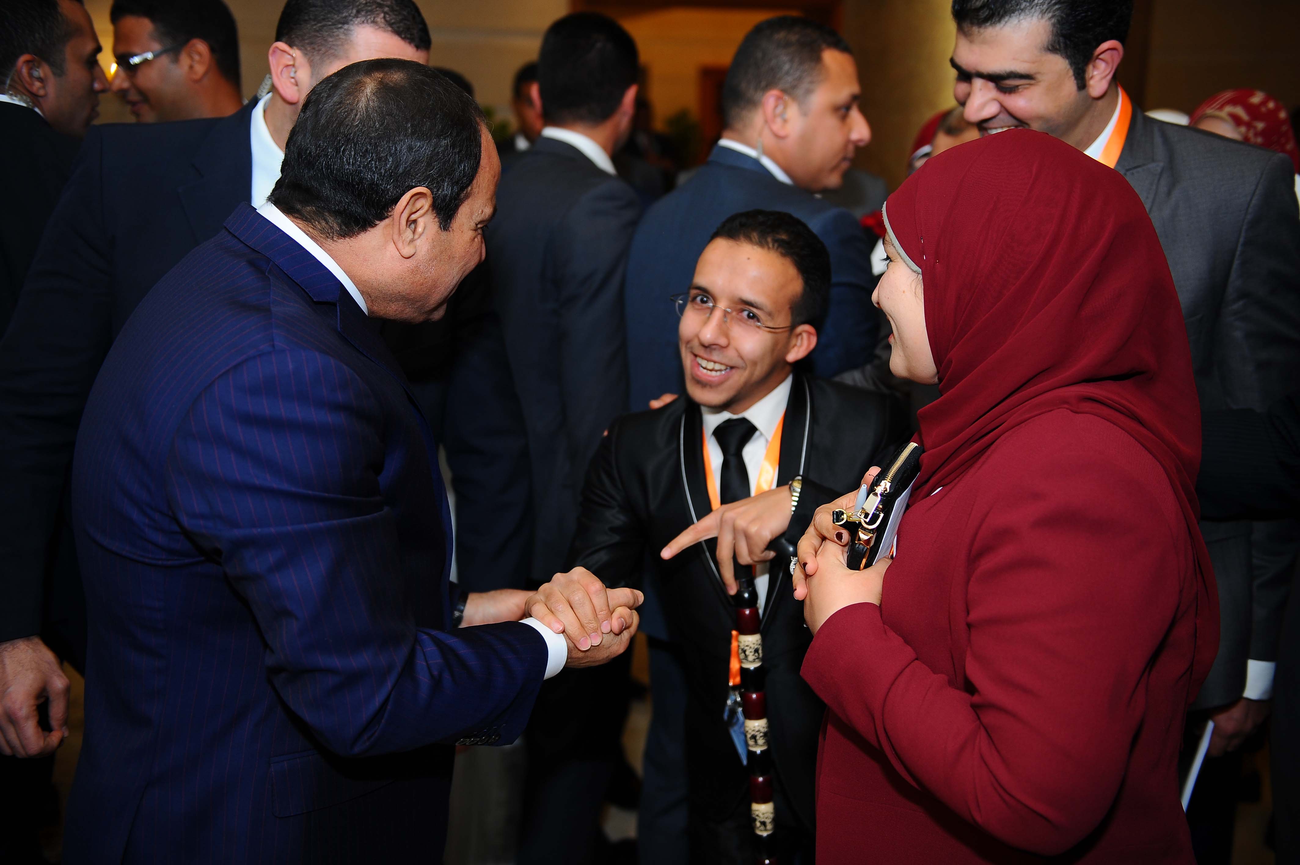 الرئيس السيسى يصافح أحد شباب المؤتمر