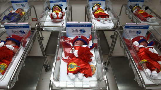 	الأطفال داخل المستشفى فى تايلاند بزى احتفالات السنة الصينية الجديدة