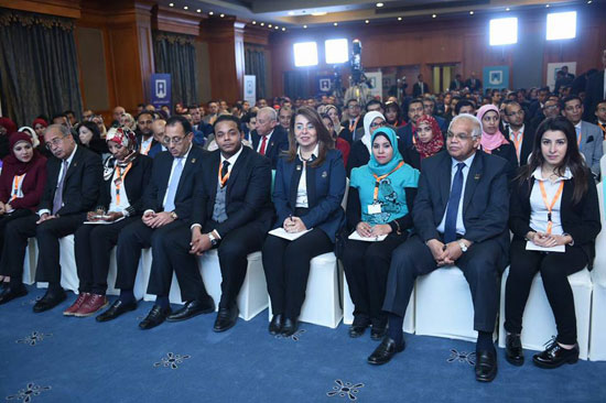 شريف إسماعيل وعدد من الوزراء وسط الحضور بمؤتمر الشباب