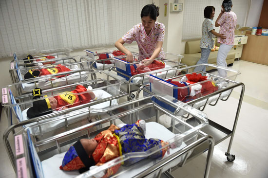 	مستشفى تايلاندية تصمم زى الديك لـ 1000 طفل حديث الولادة احتفالًا بالسنة الصينية الجديدة