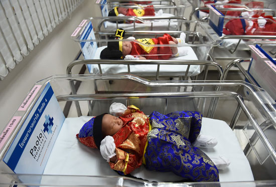 	أطفال مستشفى باولو التايلاندية فى ملابس احتفالات السنة الصينية الجديدة