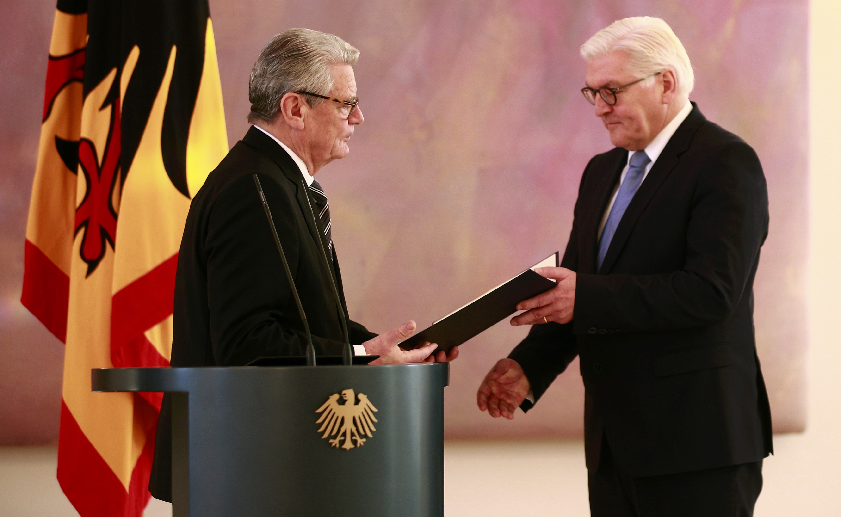 وزير الخارجية المنتهية ولايته فرانك فالتر شتاينماير يتسلم شهادة من الرئيس الألمانى