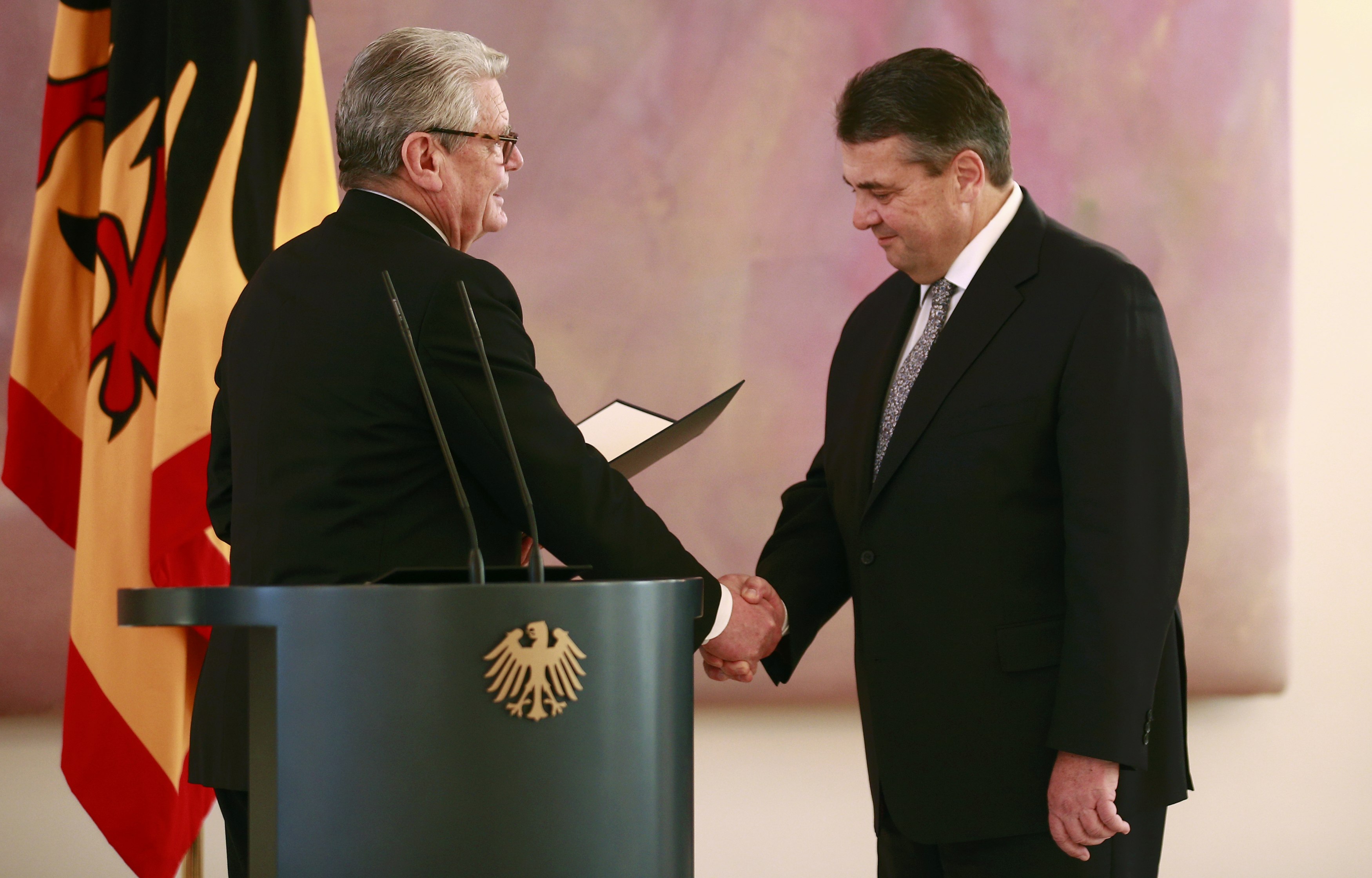 وزير الاقتصاد الألماني المنتهية ولايته سيجمار جابرييل يحصل على شهادة من الرئيس يواخيم جاوك